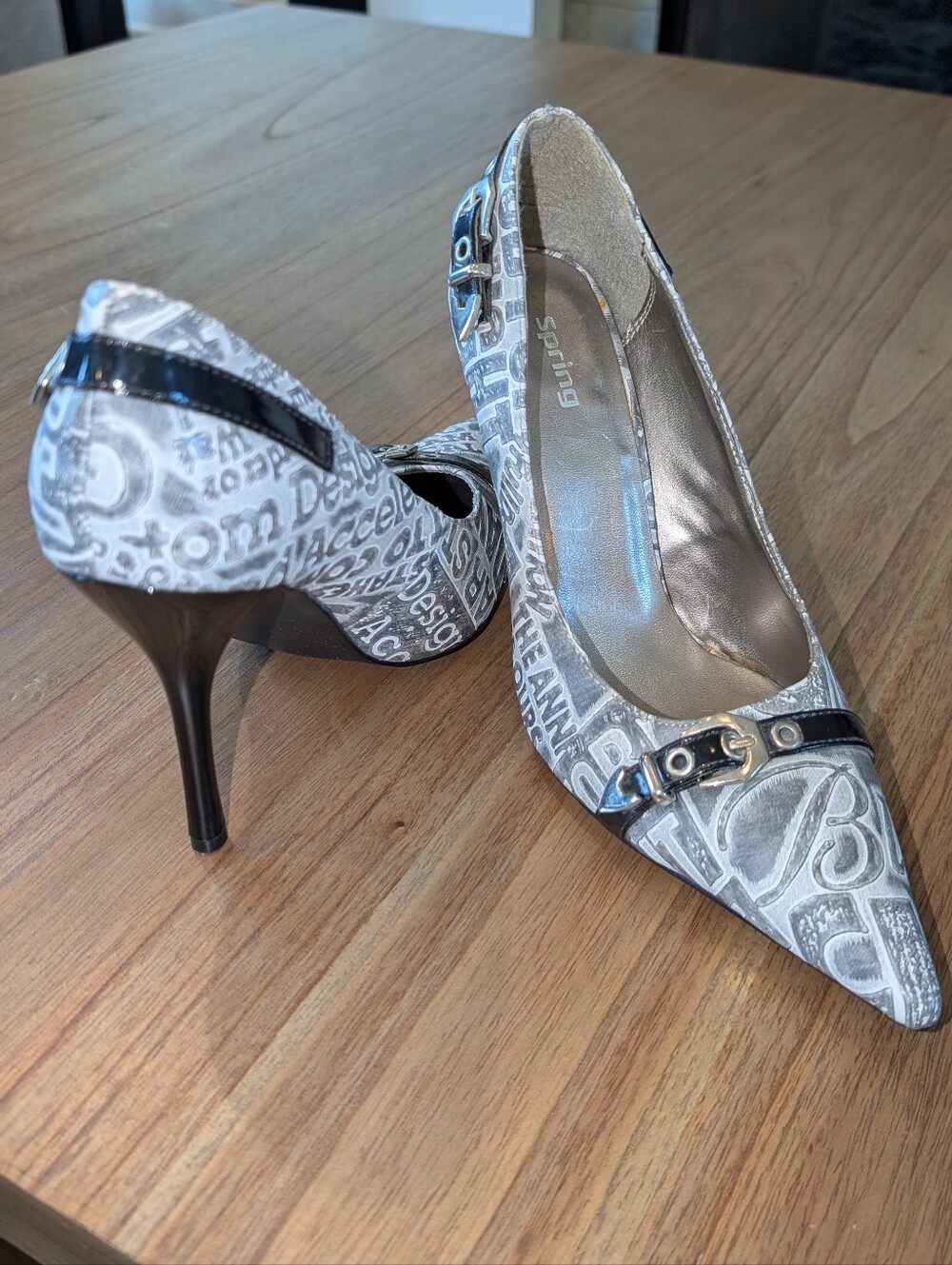 Spring - Pointed Toe Graphic Print Pumps in Gray and Black